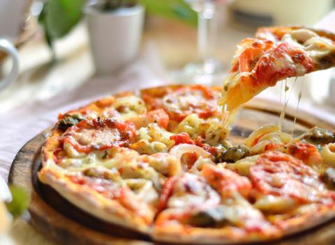 Klasická alebo rodinná XXL pizza podľa vášho výberu. Čerstvo upečenú a chrumkavú si ju môžete vychutnať v príjemnej atmosfére. 