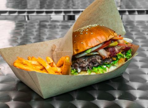 Doprajte si skvelú pochúťku, poctivý mäsový bomber burger. Vybrať si môžete z 5 šťavnatých druhov so zeleninovou oblohou a hranolkami.