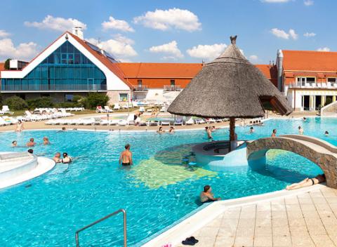 Doprajte si nekonečný relax a oddych. Pobyt pre dvoch v termálnych kúpeľoch s polpenziou v Kehida Thermal Resort**** v Maďarsku. 