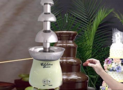 Prenajmite si čokoládovú fontánu na vašu najbližšiu oslavu. Sladká pochúťka jednoznačne zaboduje u vašich hostí.