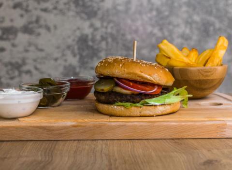 Chutný gurmán alebo sedlák burger vo vynovenom Gurmánskom dvore. Vítaní sú aj cyklisti vďaka veľkej letnej terase. 