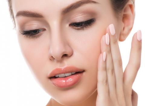 Bezbolestné ultrazvukové hĺbkové čistenie pleti. Vyhláste koniec zrohovatenej pokožke, akné, jazvám či zostarnutej pokožke.  