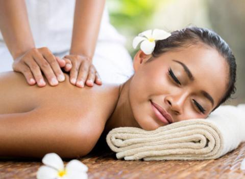 Dokonalý refresh pre vaše telo. Olejová masáž "Pomarančové pokušenie" počas 30 či 50 minút alebo 90-minútová celotelová lymfodrenáž.