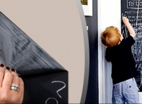 Skvelá samolepiaca tabuľa na kreslenie kriedou je perfektný darček do detskej izby. Ku tabuli získate aj sadu farebných kried.