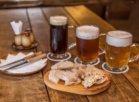 Tri veľké pivá Pressburg varené Staroslovienskym pivovarom, podávanými so škvarkovou nátierkou s domácim chlebom v centre mesta.