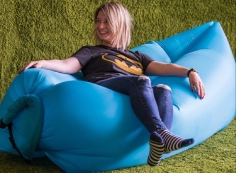 Ľahký, praktický a plný vzduchu! Nafukovací vak v štyroch veselých farbách na sedenie, do vody či len tak na leňošenie v záhrade.