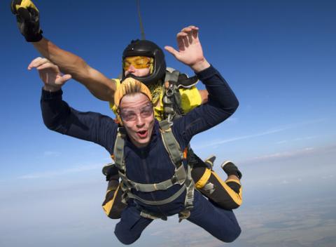 Poriadna dávka adrenalínu na vás čaká počas tandemového zoskoku z výšky až 3000 m.n.m. Skvelý tip na darček pre kamarátov.