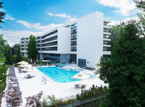 Návštívte Piešťany a zrelaxujte! Moderný hotel uprostred parku na Kúpeľnom ostrove, kúpeľné procedúry v cene, ubytovanie s polpenziou.