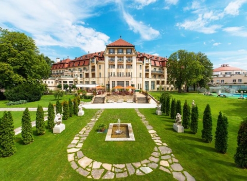 Zaslúžený oddych v kúpeľnom meste Piešťany. Čaká vás 5* hotel na kúpeľnom ostrove, nad termálnymi prameňmi, s procedúrami a polpenziou. 
