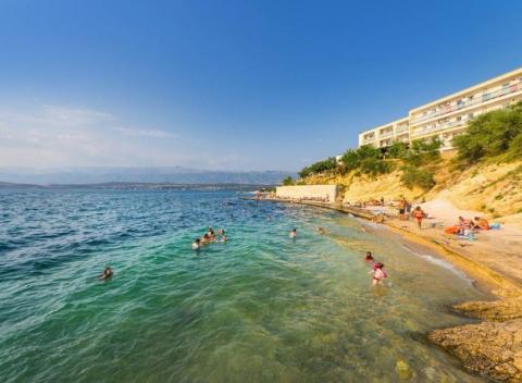Čarovná atmosféra Jadranu a veľa slnka s ubytovaním v elegantných apartmánoch pri rozprávkovom zálive v Dalmácii - to je vaša dovolenka. 