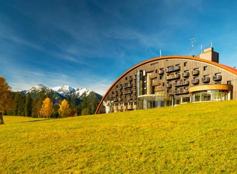 Zatúlajte sa na sever Slovenska a užite si skvelú dovolenku v Tatranskej Javorine. Pobyt v 4* Hoteli Montfort s wellness a polpenziou.