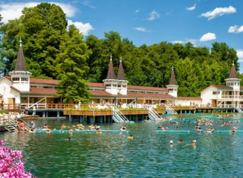 Nechajte Slovensko ďaleko za sebou a vydajte sa do Maďarska, do kúpeľného mesta Hévíz. Wellness pobyt s polpenziou v hoteli CE Quelle****. 
