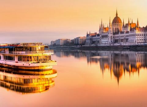 Spoznajte perlu na Dunaji - kráľovskú Budapešť. Tradícia a súčasnosť na vás čakajú v luxusnom The Three Corners Hoteli Bristol. 