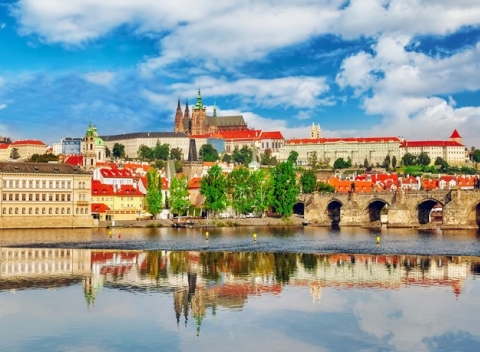 Objavte modernú tvár stovežatej Prahy! Moderný štýl, pekný výhľad a blízkosť turistických atrakcií v 4*  hotel NH Prague City s raňajkami. 