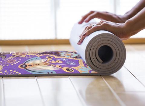 Zažiarte na hodinách jogy s krásnymi podložkami starostlivo navrhnutými jogovými nadšencami a nechajte sa pohladkať ich zamatovým povrchom. 