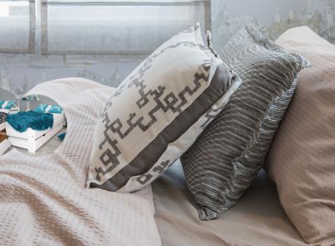 Posteľ Eureka White vyrobená z borovicového masívu, dodávaná s roštom či set posteľ +rošt + matrac. S možnosťou dokúpiť aj úložnú zásuvku.