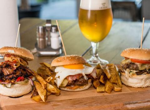 Vyskúšajte tak trochu iný pohľad na burgery v podobe dvoch či troch mini slider burgerov. V kombinácii s remeselným pivom sú famózne!