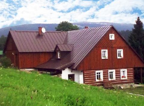 Útulná chalupa v Strážnom pre vás stráží prekrásne výhľady na hory v Krkonošskom národnom parku. Užite si kúzelnú rodinnú dovolenku.