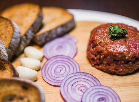 Doprajte si ozajstnú gurmánsku lahôdku v reštaurácii PorterHouse. 100 g tatarák z pravej hovädzej sviečkovice a 6 ks hrianok. 