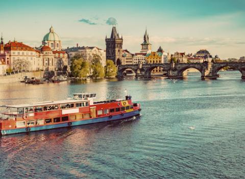 Vychutnajte si pohľad na pražskú metropolu a zažite fantastickú plavbu po Vltave. Pražský hrad, Rudolfín či Karlov most z inej perspektívy. 