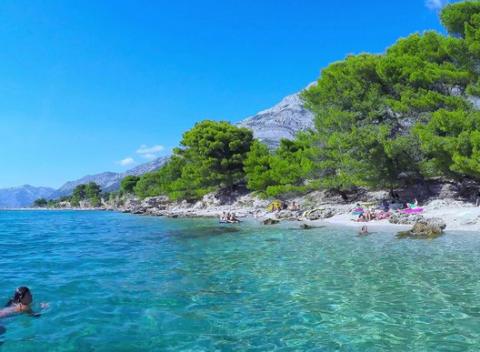 Letná dovolenka v Chorvátsku s ubytovaním priamo pri pláži v hoteli Dubravka*** v malebnej prímorskej obci Baška Voda.