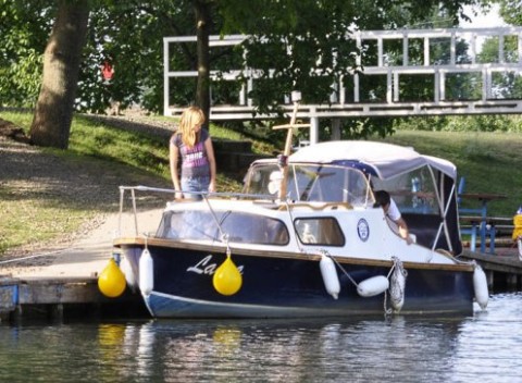 1-dňová plavba na kajutovej lodi po Baťovom kanáli pre 2 osoby. Skvelé dobrodružstvo na vode!