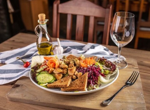 Šaláty a cestoviny - menu pre 1 osobu v Pizza & grill Búdková.