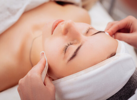 Diamantová mikrodermabrázia 3v1 alebo zimná hydratácia pleti kozmetikou Vie Collection.