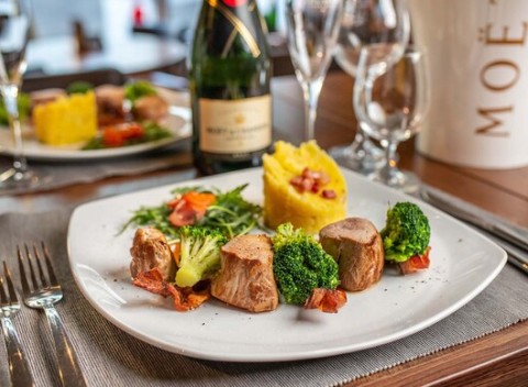 Romantickáá trojchodová večera s proseccom pre dvoch v 75 Restaurant & Beer.