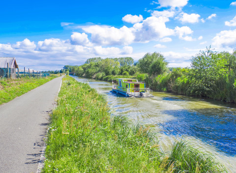 Leto pri Baťovom kanáli blízko hraníc v Penzióne U Veličky s raňajkami + plavba.