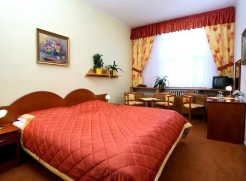 Zlín: Hotel Baťov *** pri Baťovom kanáli s polpenziou a vstupom do ZOO Lešná.