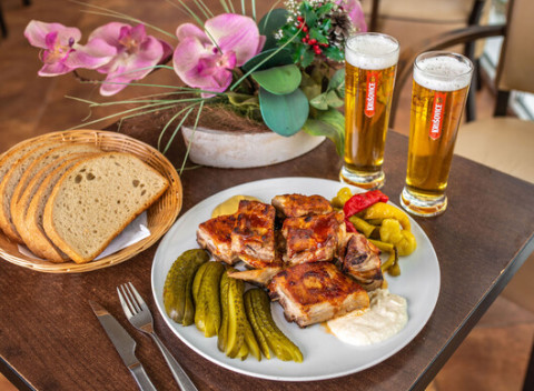 Chrumkavé grilované rebrá a dve malé pivá v útulnej reštaurácii Zlatej Lipe.