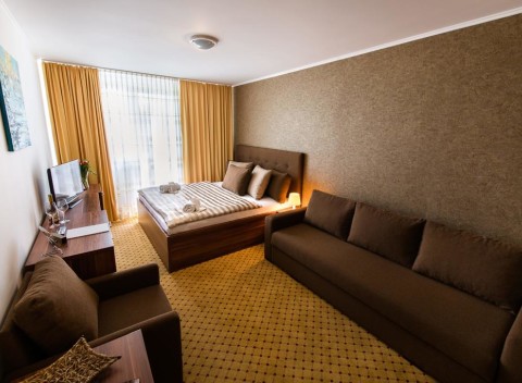 Hotel Merkur sa nachádza pri Zemplínskej Šírave, iba 50 metrov od Thermalparku Šírava.