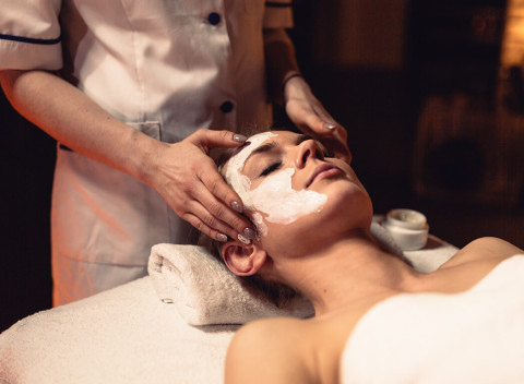 Aromatická masáž pre dámy: 30 alebo 60 minút oddychu aj s peelingom a maskou.