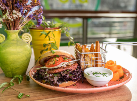 Vegánsky 100 % rastlinný Beyond Burger s dipom a hranolky v Loove bistro.