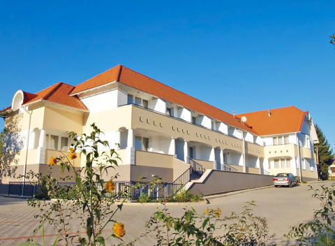 Kehidakustány neďaleko Balatonu v aparthoteli so saunou neobmedzene, bowlingom a raňajkami.