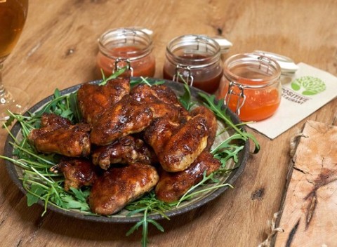 Poriadna dávka v Positive Restaurant – 1000 g krídel + 6 veľkých Urpinerov.