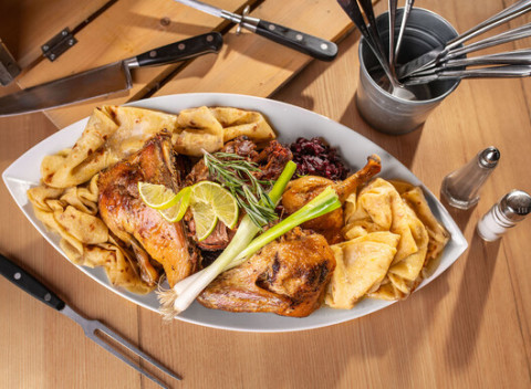 Kačka pre 4 osoby v Beer Arene - parádne kačacie hody vrátane lokší, kapusty a ďalších príloh.