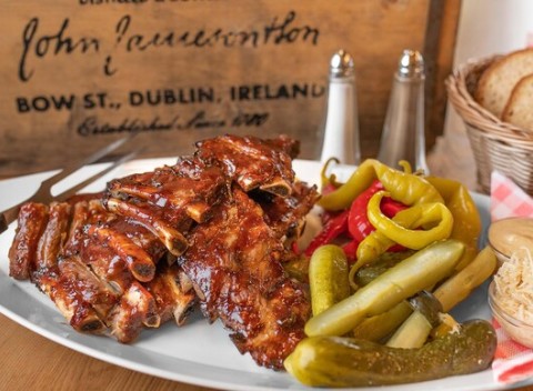 Najlepšie pochúťky k pivu – pečené rebrá, krídla či rezne + Kofola alebo pivný špeciál v Beer Arene.