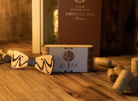 Originálny ručne vyrábaný motýlik z dreva v darčekovej krabičke - 12 druhov na výber.