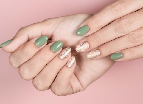 Japonská manikúra alebo spevnenie nechtov gélom s gél lakom.