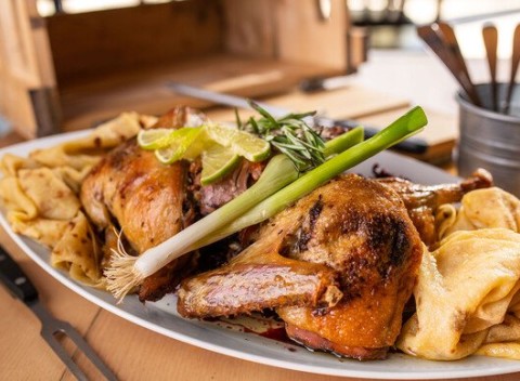 Kačka pre 4 osoby v Beer Arene - parádne kačacie hody vrátane lokší, kapusty a ďalších príloh.