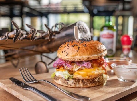 Hovädzí alebo kurací burger + Kofola alebo pivný špeciál v BEER ARENA ŠANCOVÁ.