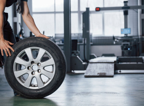 Kompletné prezutie alebo prehodenie kolies. Zverte vaše auto do rúk profesionálov.