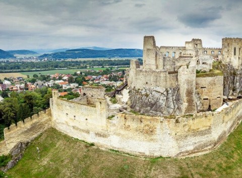 Vstup na legendami opradený hrad Beckov, kde zažijete stredovek na vlastnej koži.