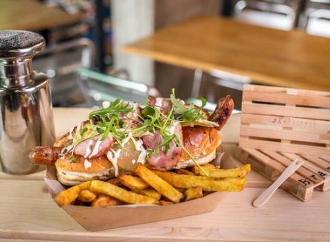 Hot dogy a pulled pork s trhaným mäsom a hranolkami od Bramm vo Fresh Markete.