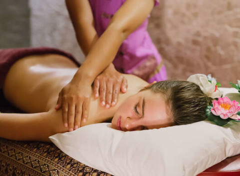 Thajská olejová aromatická masáž - schopnosť liečiť, dodať telu novú energiu či uvoľniť svalstvo.