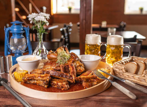 Dvojkilové grilované koleno, rebrá alebo combo s pivom - pochúťky v Domácej pivárni.