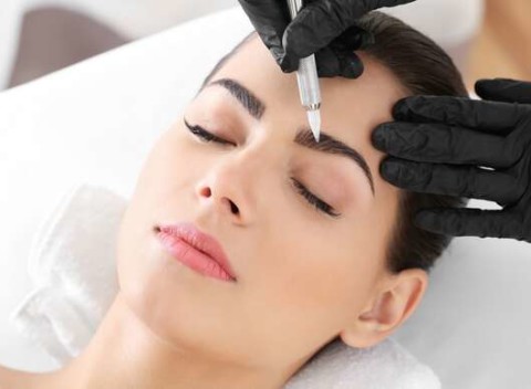 Permanentný make-up pier alebo permanentný make-up obočia najjemnejšou púdrovou technikou.