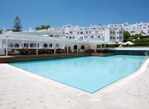 Doprajte si božský relax na gréckom ostrove Rhodos s polpenziou! Luxusný Lindos Village Hotel je ako oáza pokoja.